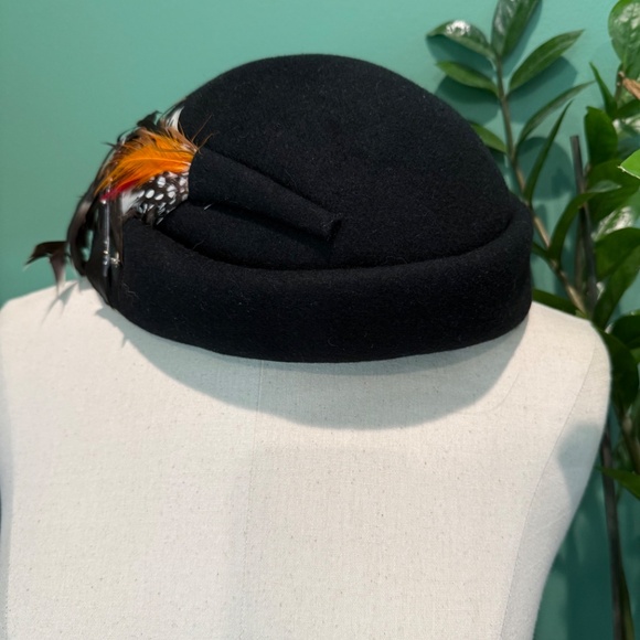 Vintage wool felt hat with feather and pin detail